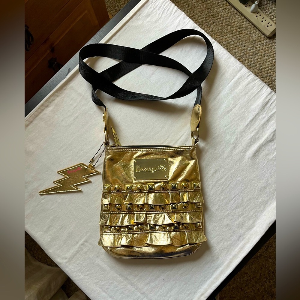 Betsey Johnson Betseyville Ruf Love Crossbody Handbag in Gold with Black accents
